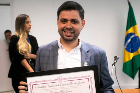 Coordenador do curso de Biomedicina, Raphael Rangel, recebe homenagem da Alerj